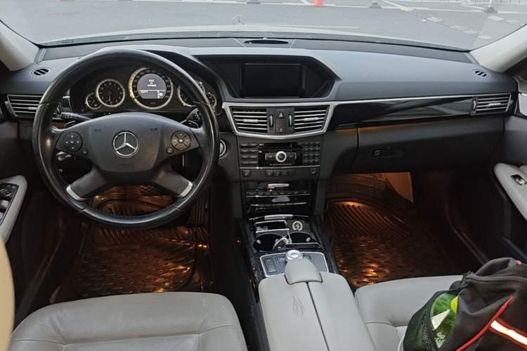 Used Mercedes-Benz E-Class 2009 E 300 Elegant Model Center Console