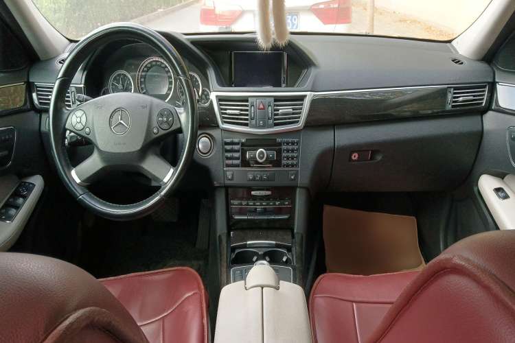 Used Mercedes-Benz E-Class 2009 E 300 Fashion Model Center Console