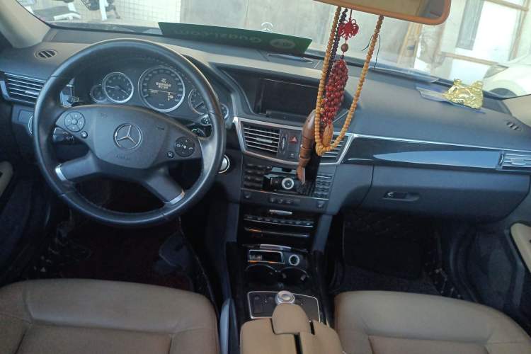Used Mercedes-Benz E-Class 2009 E 300 Fashion Model Center Console