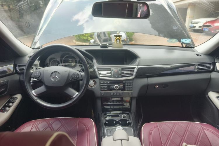 Used Mercedes-Benz E-Class 2009 E 300 Fashion Model Center Console
