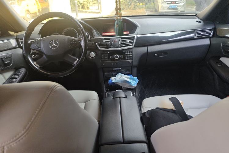 Used Mercedes-Benz E-Class 2009 E 300 Fashion Model Center Console