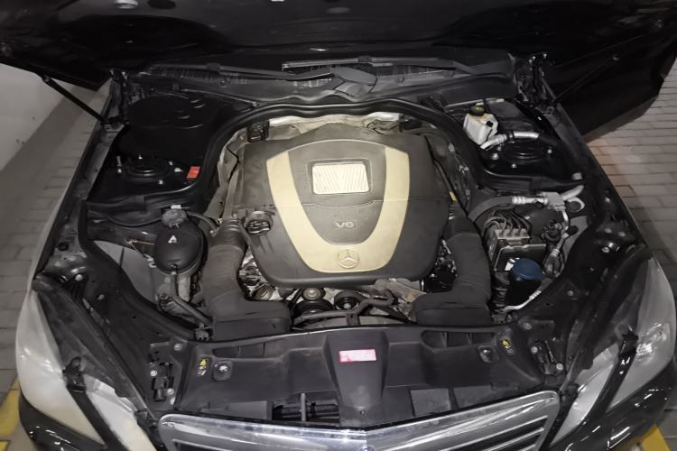 Used Mercedes-Benz E-Class 2009 E 300 Fashion Model Engine Bay