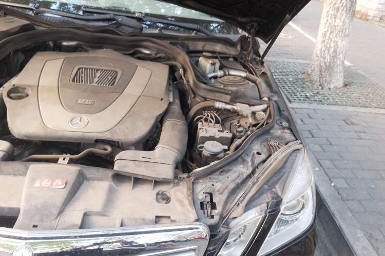 Used Mercedes-Benz E-Class 2009 E 300 Elegant Model Engine Bay Left
