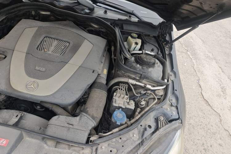 Used Mercedes-Benz E-Class 2009 E 300 Elegant Model Engine Bay Left