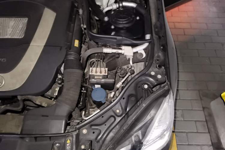 Used Mercedes-Benz E-Class 2009 E 300 Fashion Model Engine Bay Left
