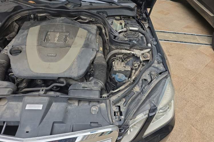 Used Mercedes-Benz E-Class 2009 E 300 Elegant Model Engine Bay Left