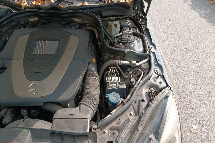 Used Mercedes-Benz E-Class 2009 E 300 Fashion Model Engine Bay Left