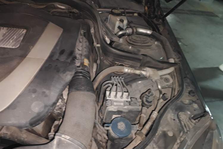 Used Mercedes-Benz E-Class 2009 E 300 Fashion Model Engine Bay Left