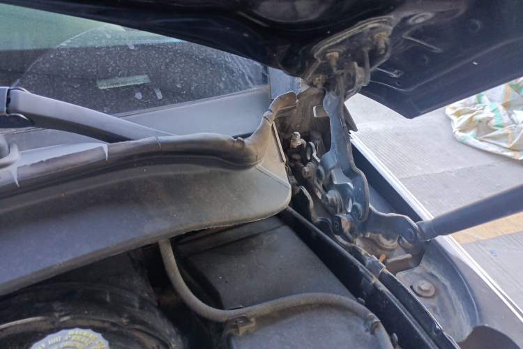 Used Mercedes-Benz E-Class 2009 E 300 Fashion Model Engine Bay Left