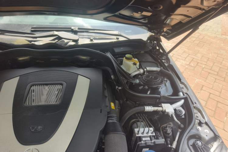 Used Mercedes-Benz E-Class 2009 E 300 Fashion Model Engine Bay Left