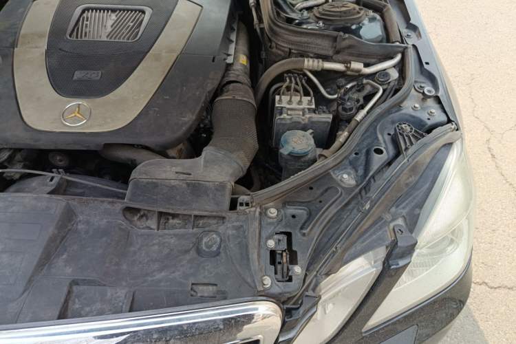 Used Mercedes-Benz E-Class 2009 E 300 Fashion Model Engine Bay Left