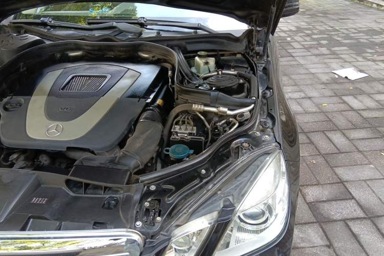 Used Mercedes-Benz E-Class 2009 E 300 Elegant Model Engine Bay Left