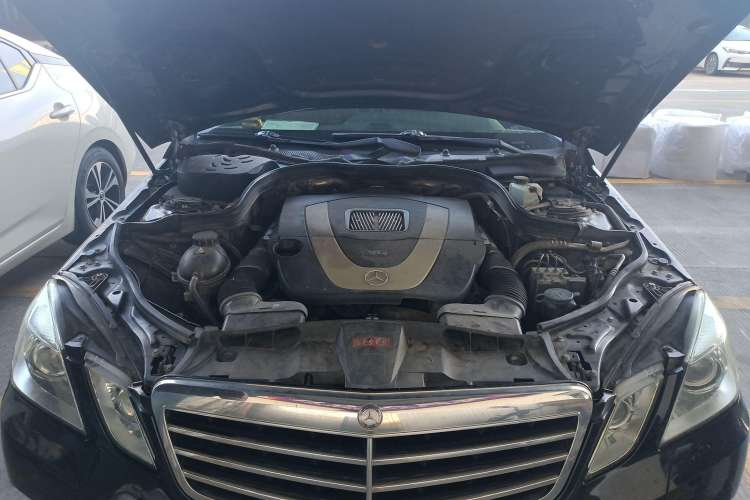 Used Mercedes-Benz E-Class 2009 E 300 Fashion Model Engine Bay