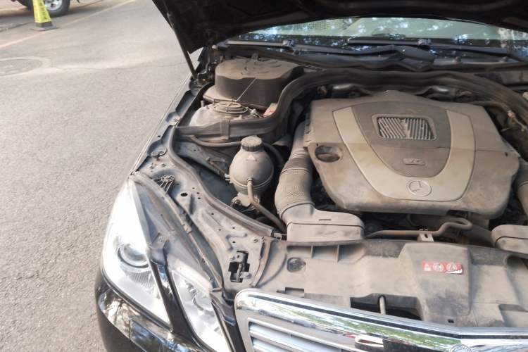 Used Mercedes-Benz E-Class 2009 E 300 Elegant Model Engine Bay Right