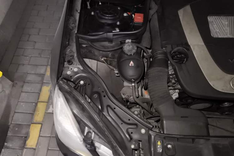 Used Mercedes-Benz E-Class 2009 E 300 Fashion Model Engine Bay Right