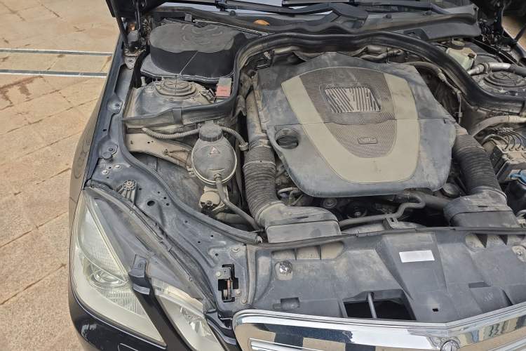 Used Mercedes-Benz E-Class 2009 E 300 Elegant Model Engine Bay Right