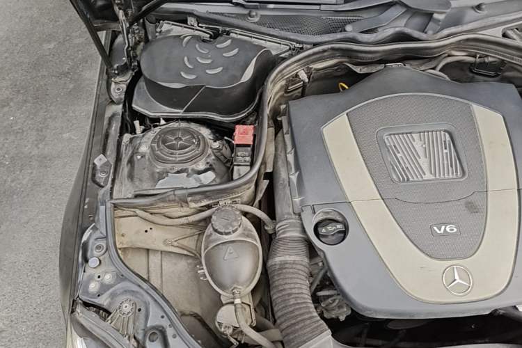Used Mercedes-Benz E-Class 2009 E 300 Elegant Model Engine Bay Right