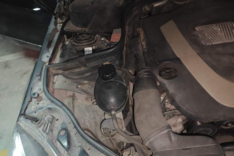 Used Mercedes-Benz E-Class 2009 E 300 Fashion Model Engine Bay Right