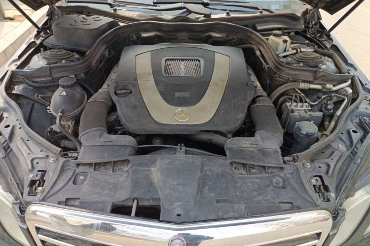 Used Mercedes-Benz E-Class 2009 E 300 Fashion Model Engine Bay