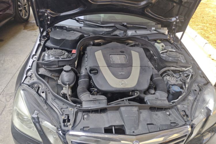 Used Mercedes-Benz E-Class 2009 E 300 Fashion Model Engine Bay