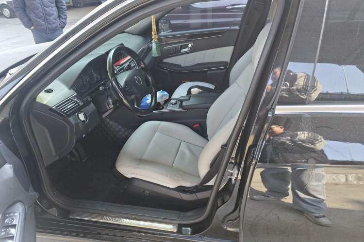 Used Mercedes-Benz E-Class 2009 E 300 Fashion Model Left Front Seat