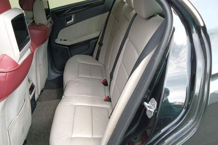 Used Mercedes-Benz E-Class 2009 E 300 Fashion Model Left Rear Seat