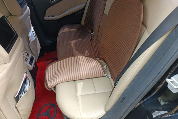 Used Mercedes-Benz E-Class 2009 E 300 Fashion Model Left Rear Seat