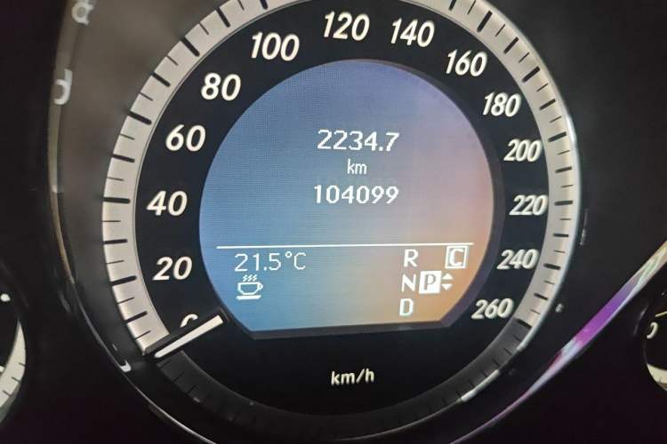 Used Mercedes-Benz E-Class 2009 E 300 Fashion Model Odometer Close Up