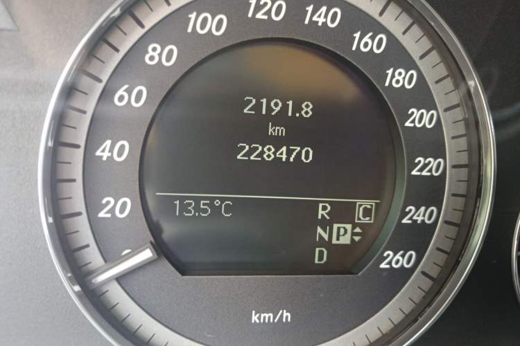 Used Mercedes-Benz E-Class 2009 E 300 Fashion Model Odometer Close Up