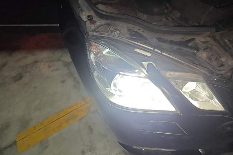 Used Mercedes-Benz E-Class 2009 E 300 Fashion Model Right Front Headlight
