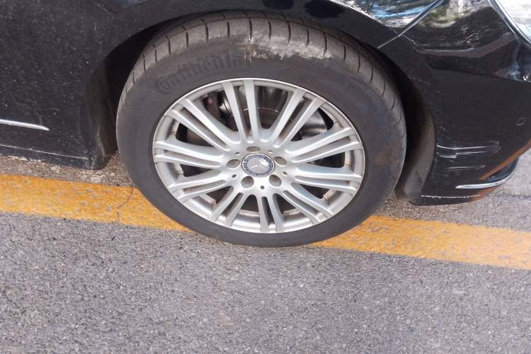 Used Mercedes-Benz E-Class 2009 E 300 Elegant Model Right Front Wheel Hub