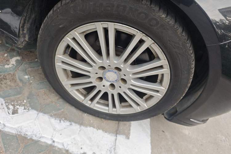 Used Mercedes-Benz E-Class 2009 E 300 Elegant Model Right Front Wheel Hub