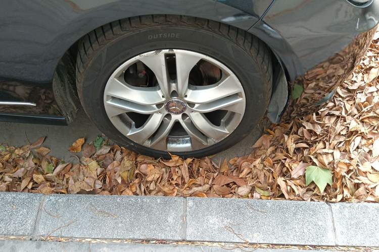 Used Mercedes-Benz E-Class 2009 E 300 Fashion Model Right Front Wheel Hub