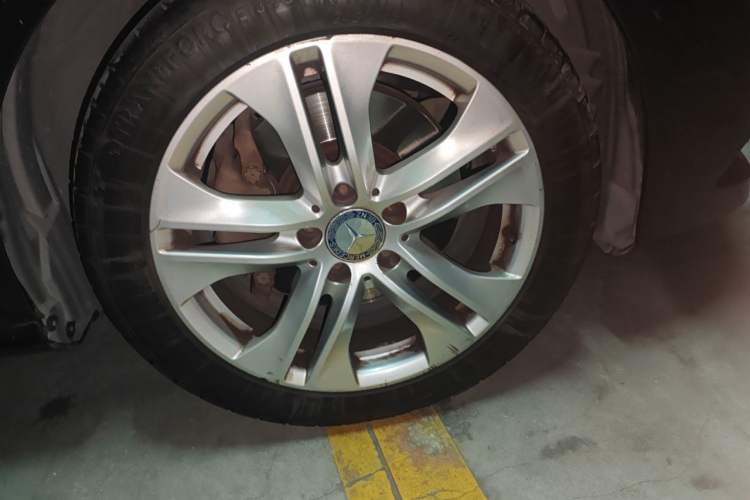 Used Mercedes-Benz E-Class 2009 E 300 Fashion Model Right Front Wheel Hub