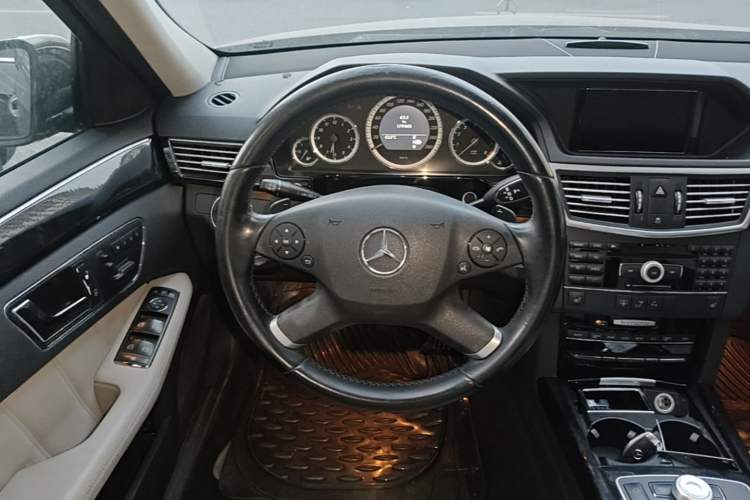 Used Mercedes-Benz E-Class 2009 E 300 Elegant Model Steering Wheel