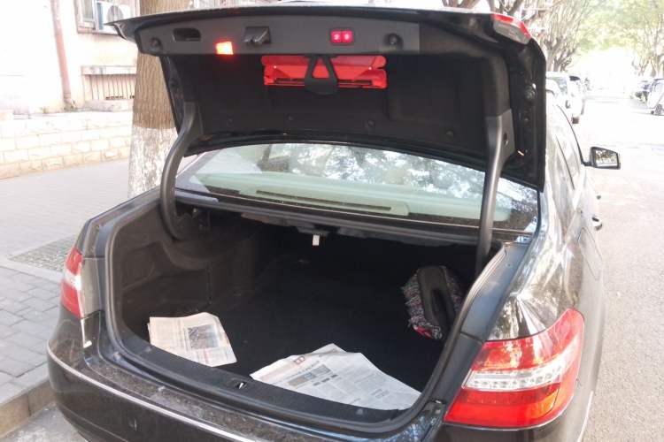 Used Mercedes-Benz E-Class 2009 E 300 Elegant Model Trunk