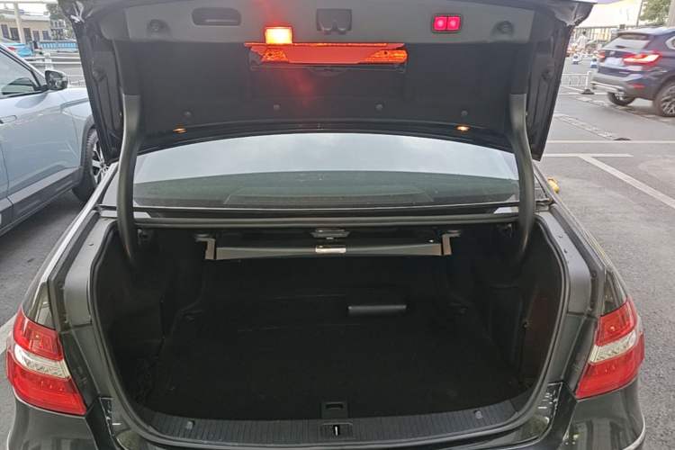 Used Mercedes-Benz E-Class 2009 E 300 Elegant Model Trunk