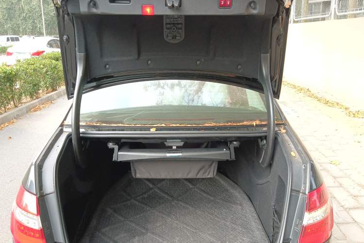 Used Mercedes-Benz E-Class 2009 E 300 Fashion Model Trunk