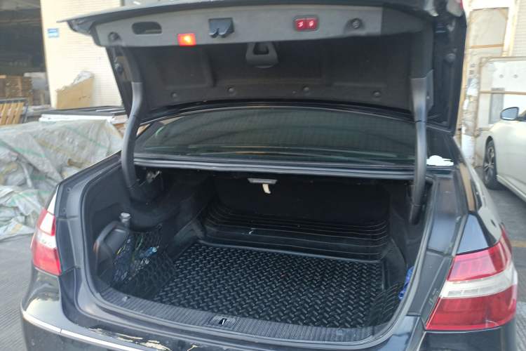 Used Mercedes-Benz E-Class 2009 E 300 Fashion Model Trunk