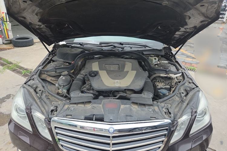 Used Mercedes-Benz E-Class 2009 E 300 Fashion Model Engine Bay