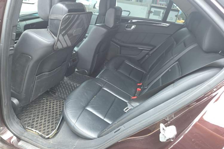 Used Mercedes-Benz E-Class 2009 E 300 Fashion Model Left Rear Seat