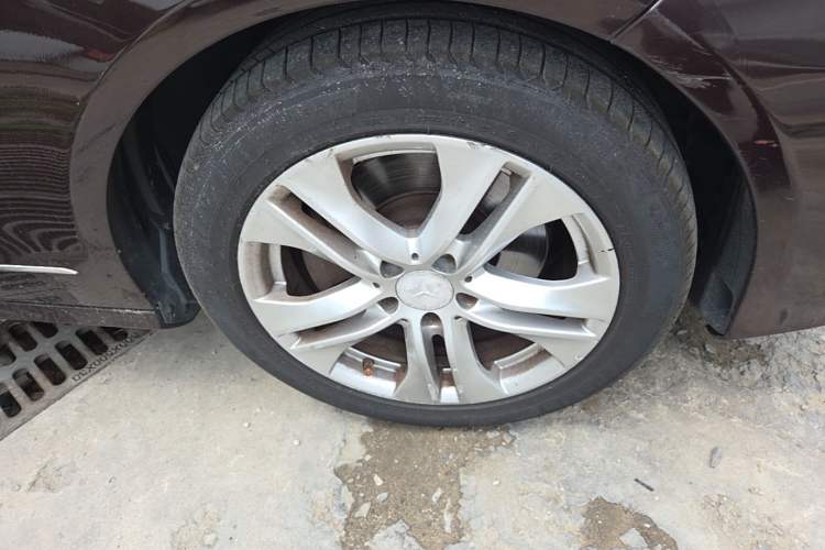 Used Mercedes-Benz E-Class 2009 E 300 Fashion Model Right Front Wheel Hub
