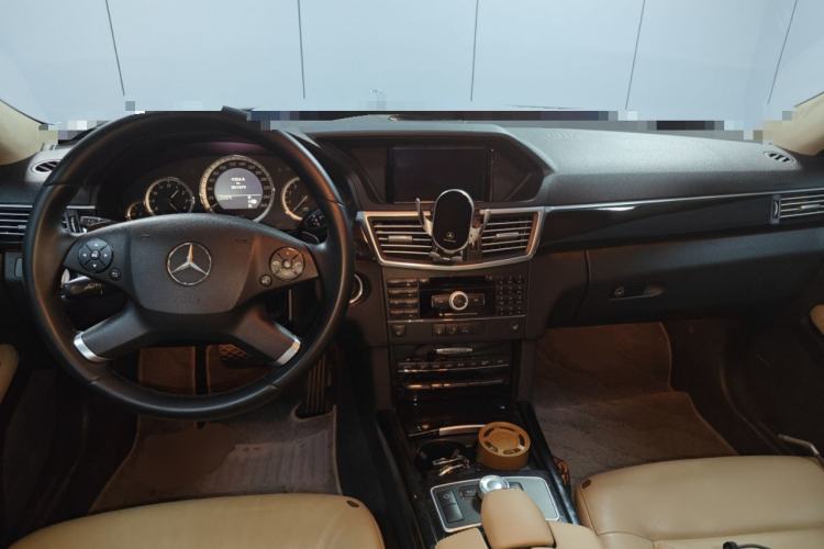 Used Mercedes-Benz E-Class 2009 E 300 Fashion Model Center Console