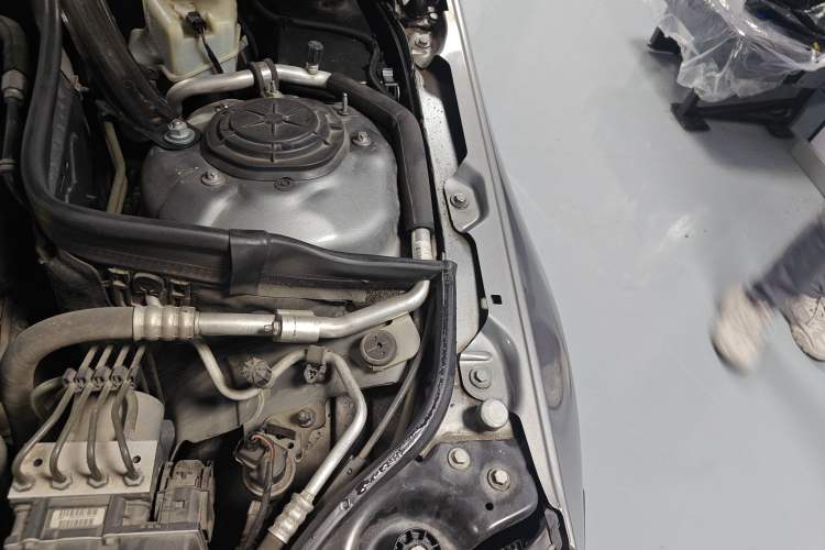 Used Mercedes-Benz E-Class 2009 E 300 Fashion Model Engine Bay Left