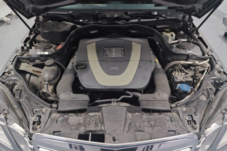 Used Mercedes-Benz E-Class 2009 E 300 Fashion Model Engine Bay
