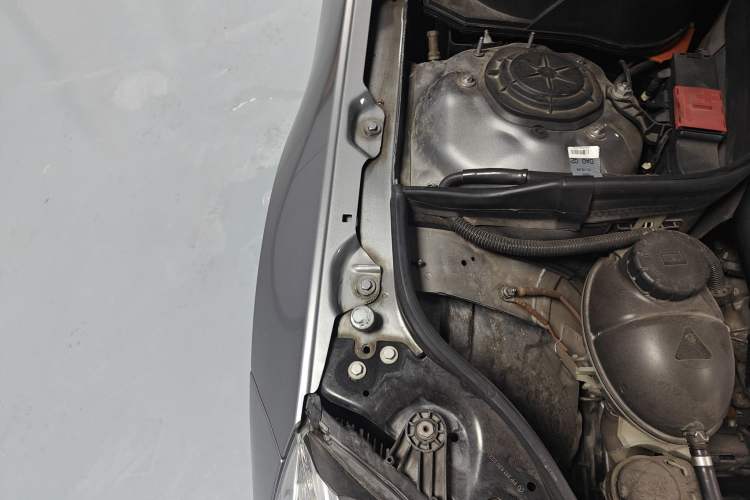 Used Mercedes-Benz E-Class 2009 E 300 Fashion Model Engine Bay Right