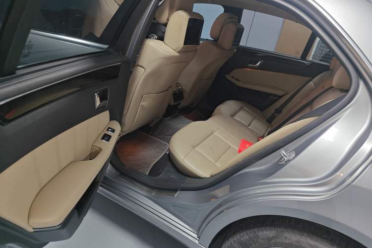 Used Mercedes-Benz E-Class 2009 E 300 Fashion Model Left Rear Seat