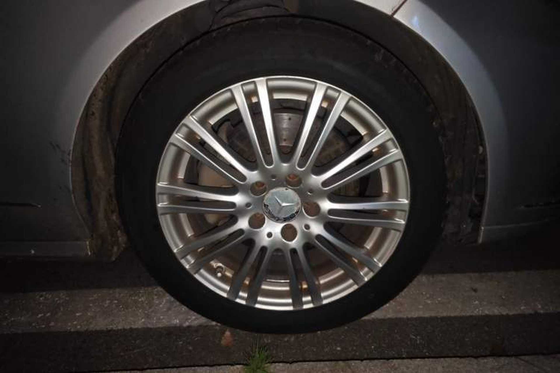 Used Mercedes-Benz E-Class 2009 E 300 Elegant Model Right Front Wheel Hub