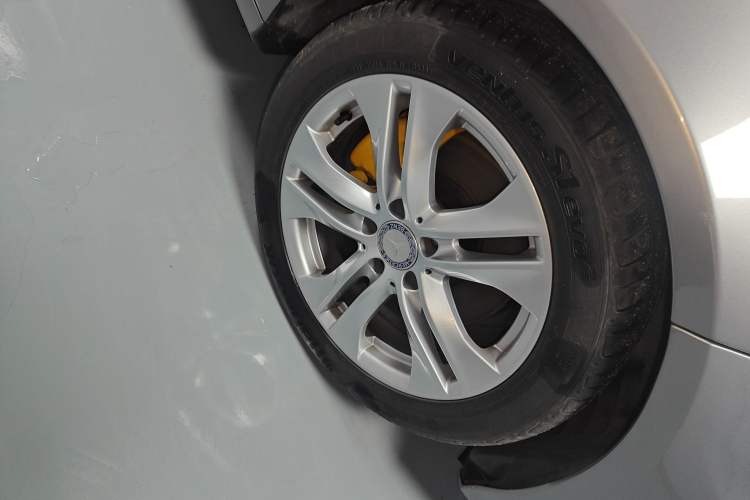 Used Mercedes-Benz E-Class 2009 E 300 Fashion Model Right Front Wheel Hub