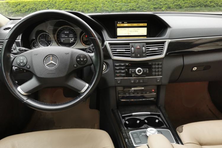 Used Mercedes-Benz E-Class 2009 E 300 Fashion Model Center Console
